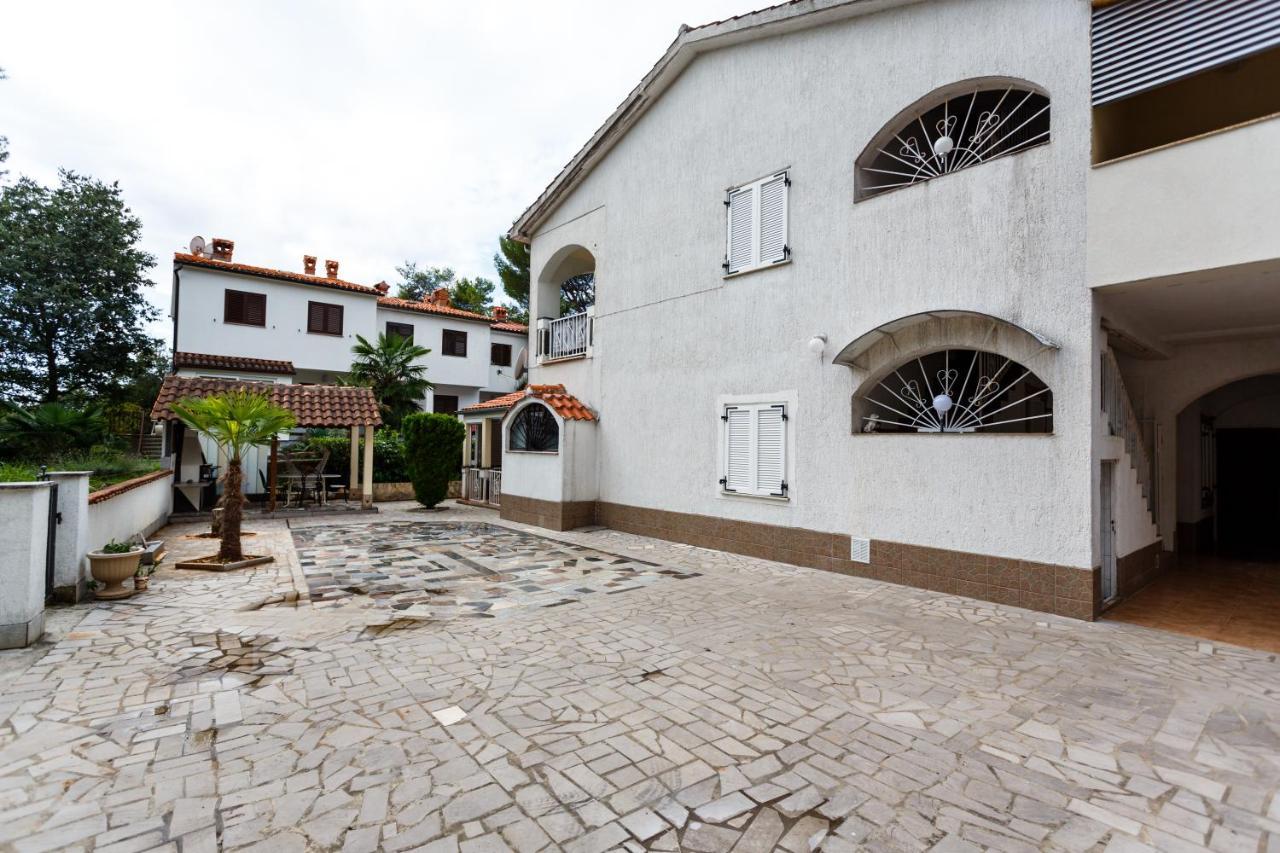 Apartmani Mili Malinska Exteriér fotografie